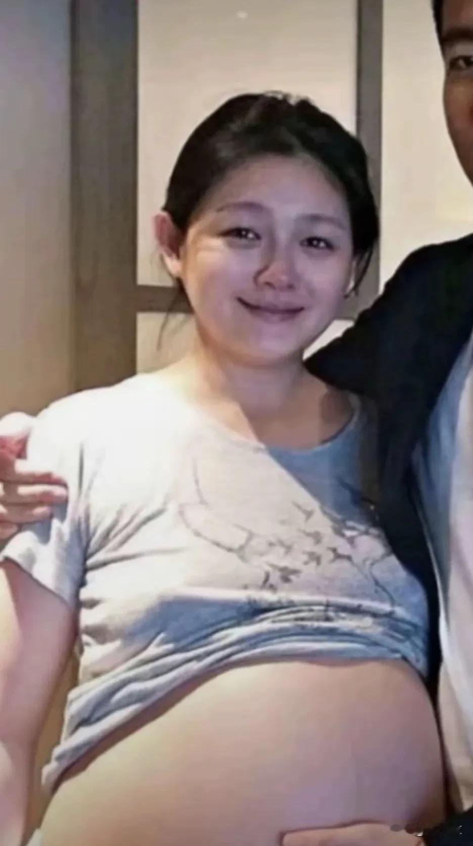大s怀孕时的这一张照片，当初就被汪小菲这么水灵灵的晒出来了，可能大s会难过和生气