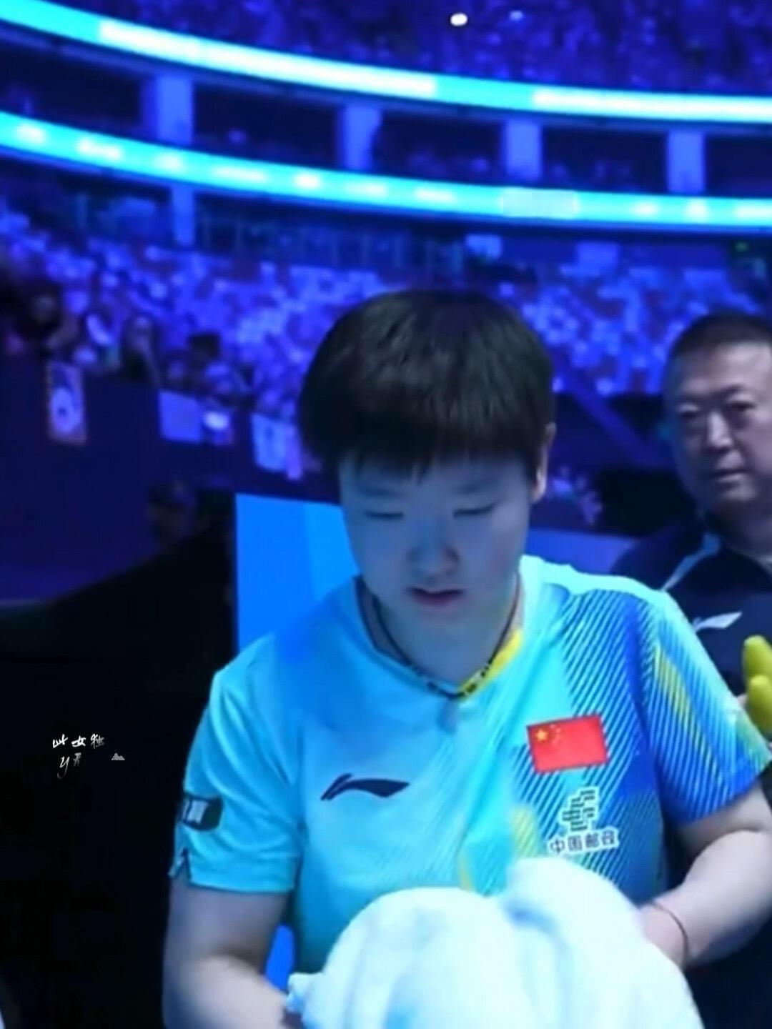 孙颖莎不用想比赛结果，看到马琳一直陪在身后，真要改观对马指导的看法了，开门红的祝