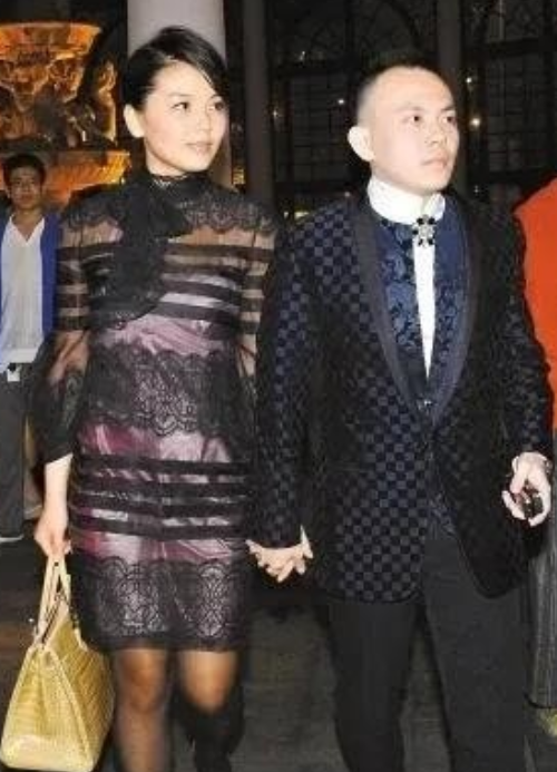 2008年，刘涛老公投资赔了4个亿，刘涛找好闺蜜秦海璐：璐姐，能借我点钱吗？秦海璐说：借多少！结果，
