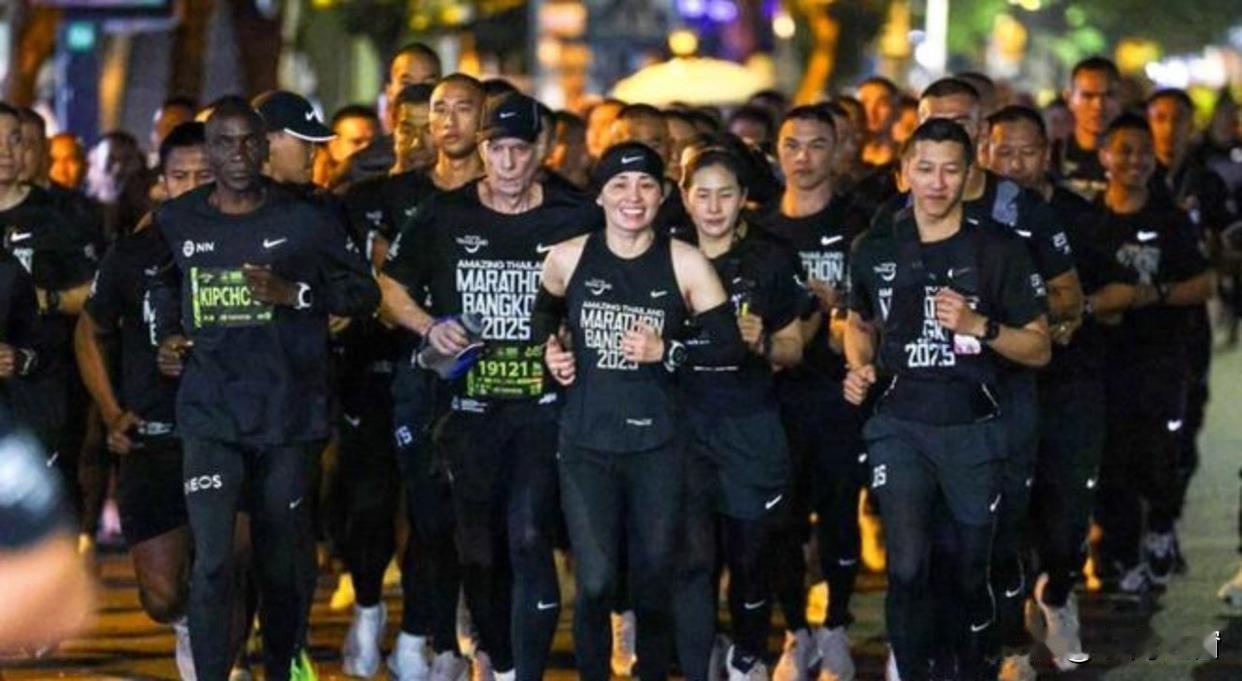 47岁苏提达素颜跑半马惊动“马拉松之神”！耐克躺赢王室流量，宫斗KPI拉满
