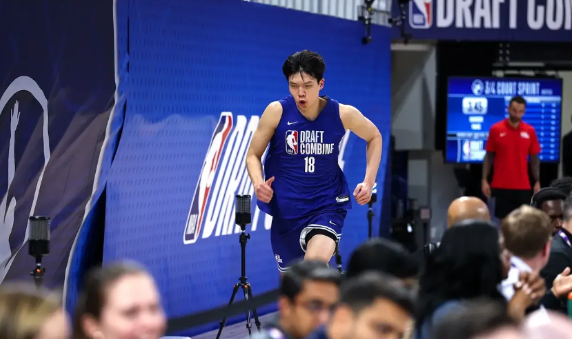 从百万到亿元的跃升！杨瀚森在NBA一年的薪水比在CBA4年都多1、留在CBA