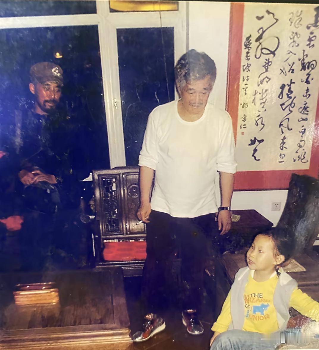 2013年，小沈阳带着女儿沈佳润拜访师父赵本山时，留下了一张珍贵的合影。一晃多年