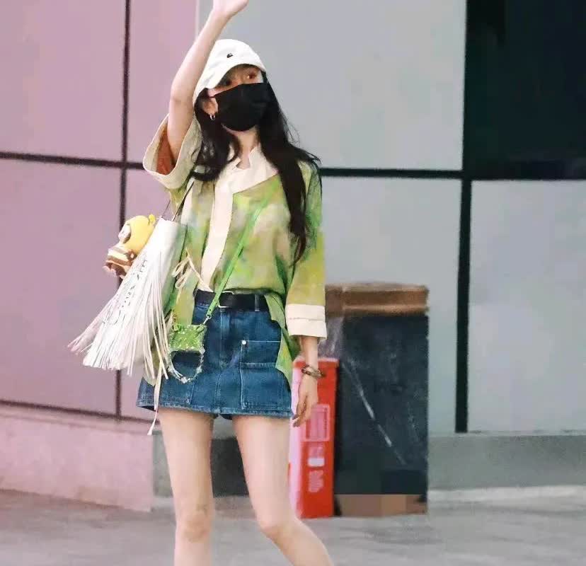 杨幂这套穿搭，很显白！这颜色在夏天看着清凉！不愧是带货女王。