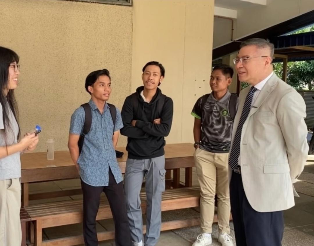 张维为教授遇到的“两批学生”。如图所示，张教授在走廊里行走，有一些学生们就走上