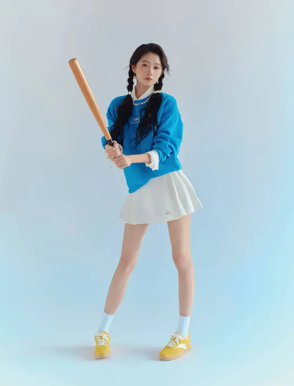 关晓彤化身棒球少女活力十足关晓彤一组写真释出，她身穿蓝色卫衣搭配小白裙，化身