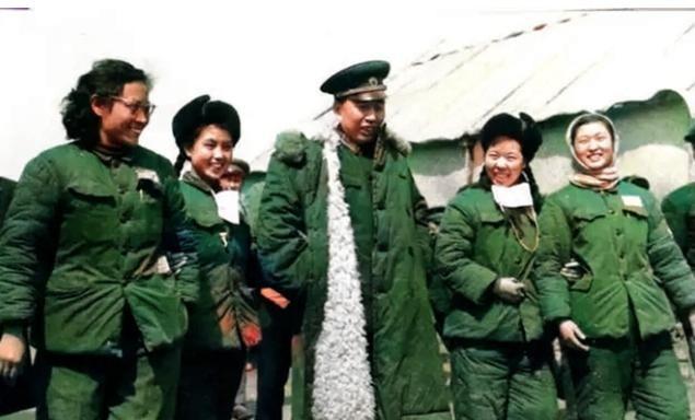 1954年，王震被一县长拷了起来，王震怒道：“你没枪毙我，算我王震命大！”鹰厦