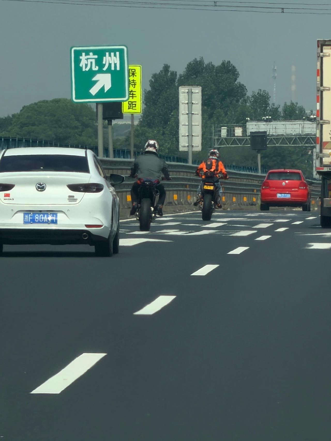 浙江是禁止摩托车上高速的，这些摩托车是怎么上去的？实际上各地区对待这些摩托车