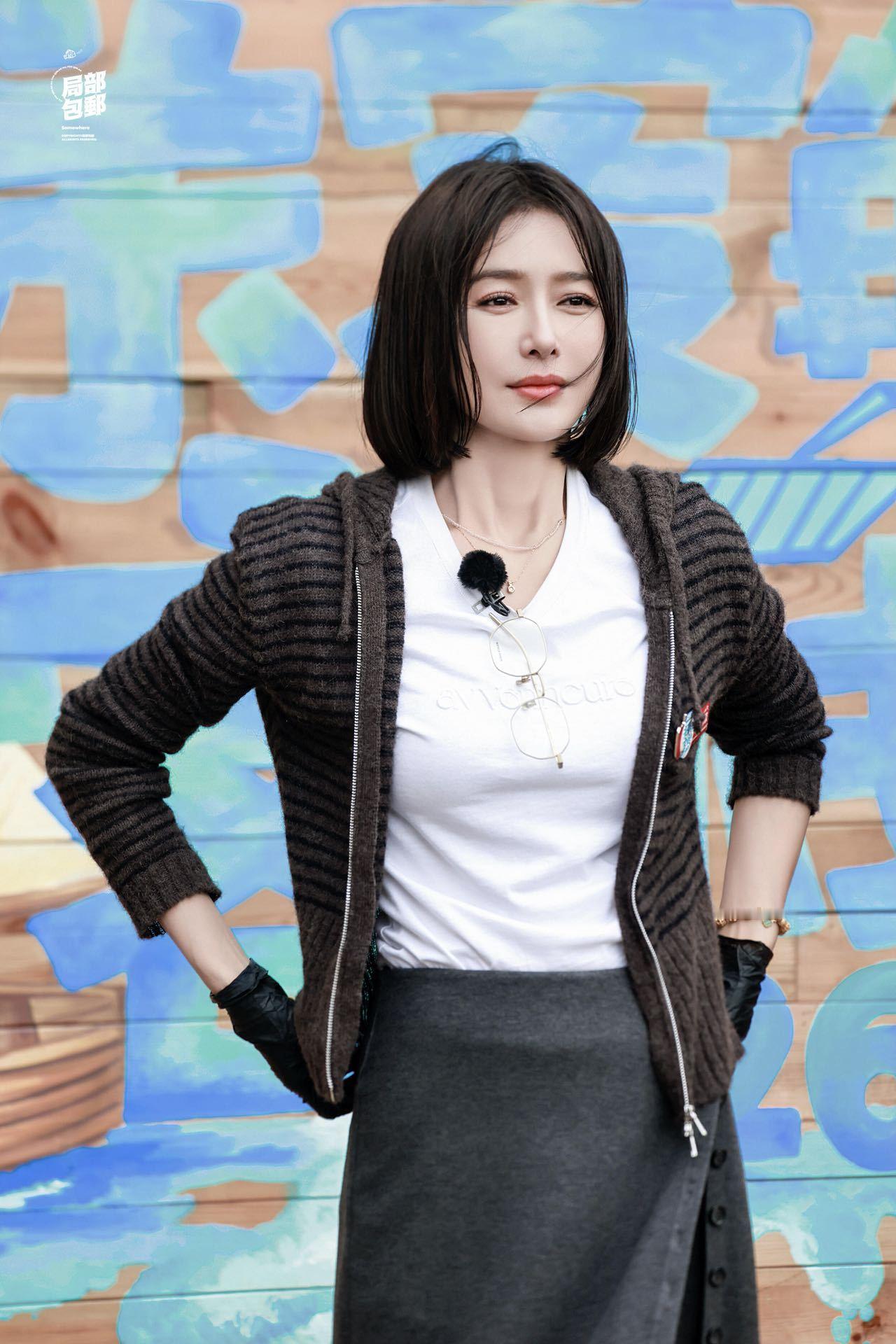 白鹿沈月秦岚你们仨聊什么呢三个女生一台戏，还是最甜的那种！秦岚、白鹿、沈月扎堆