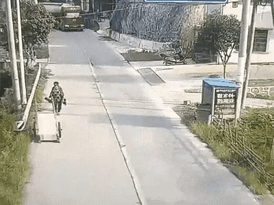 这场事故实在是太惨烈了！大妈眼见大货车驶来，仍执意跑步横穿公路。只可惜，她高估