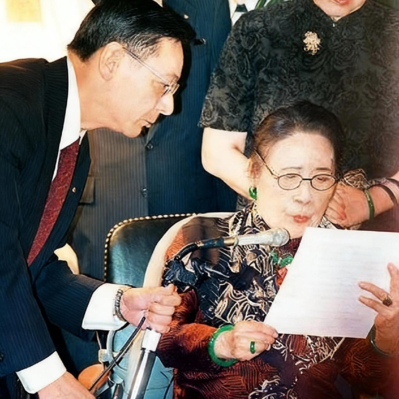 90年代，蒋孝勇到美国看望奶奶宋美龄，一张罕见的留影，从照片中我们可以看到，宋美