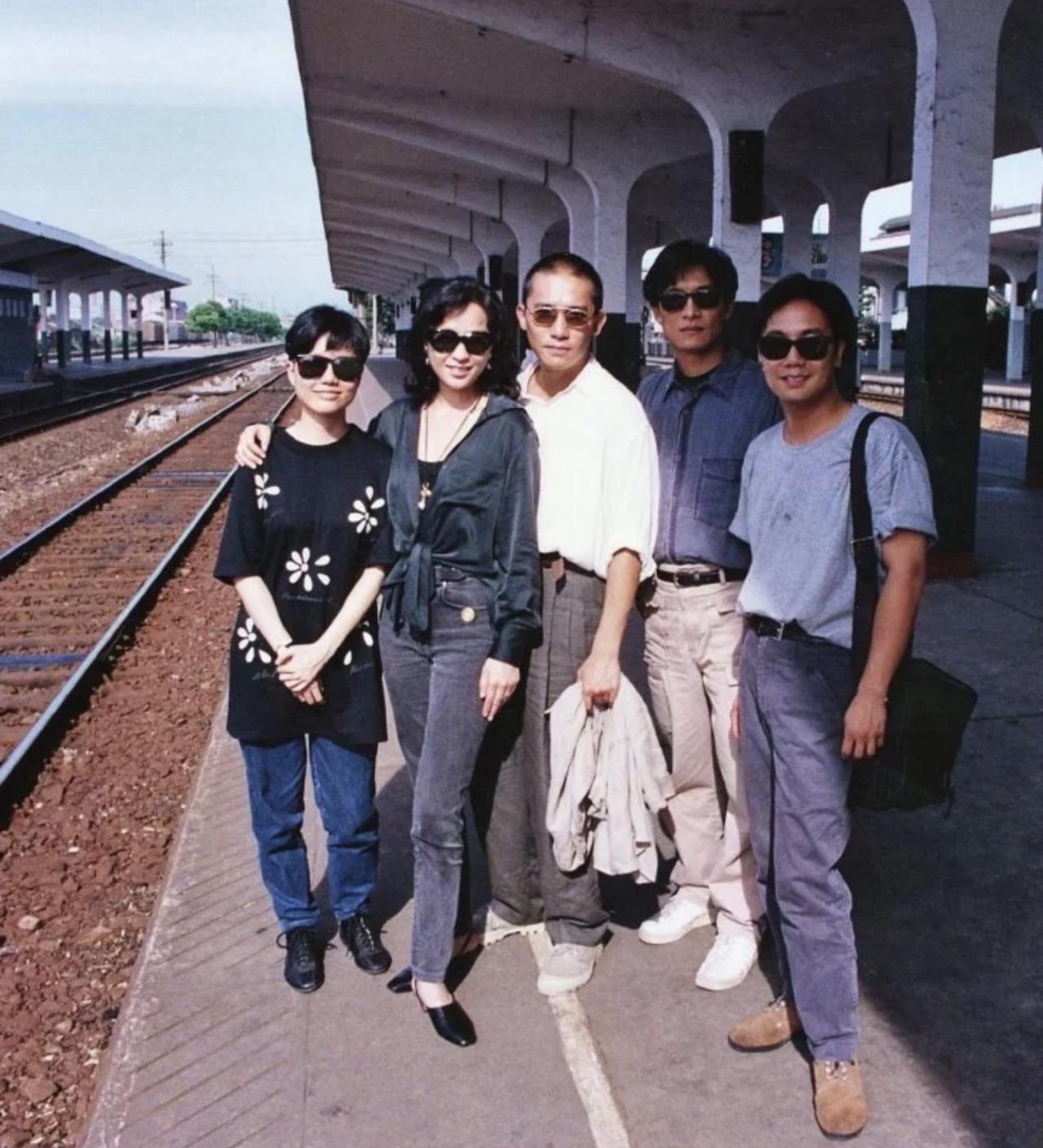 90年代初，梁朝伟陪刘嘉玲回苏州老家探亲，他在火车站站台上的一张合影。当时，