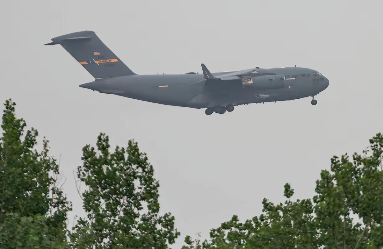 近日一架美国空军C-17运输机昨日降落在北京首都国际机场，尾号88204。该机隶