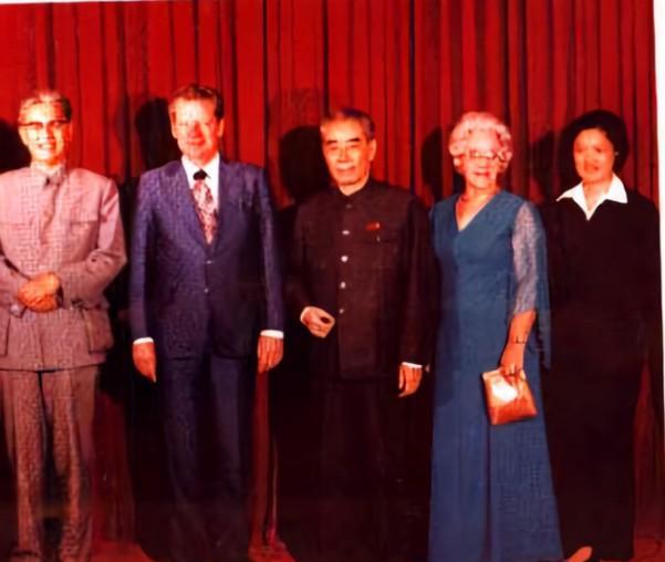 1975年，乔冠华（左一）陪同周恩来总理在医院会见外宾的场景。当时周恩来已因膀胱