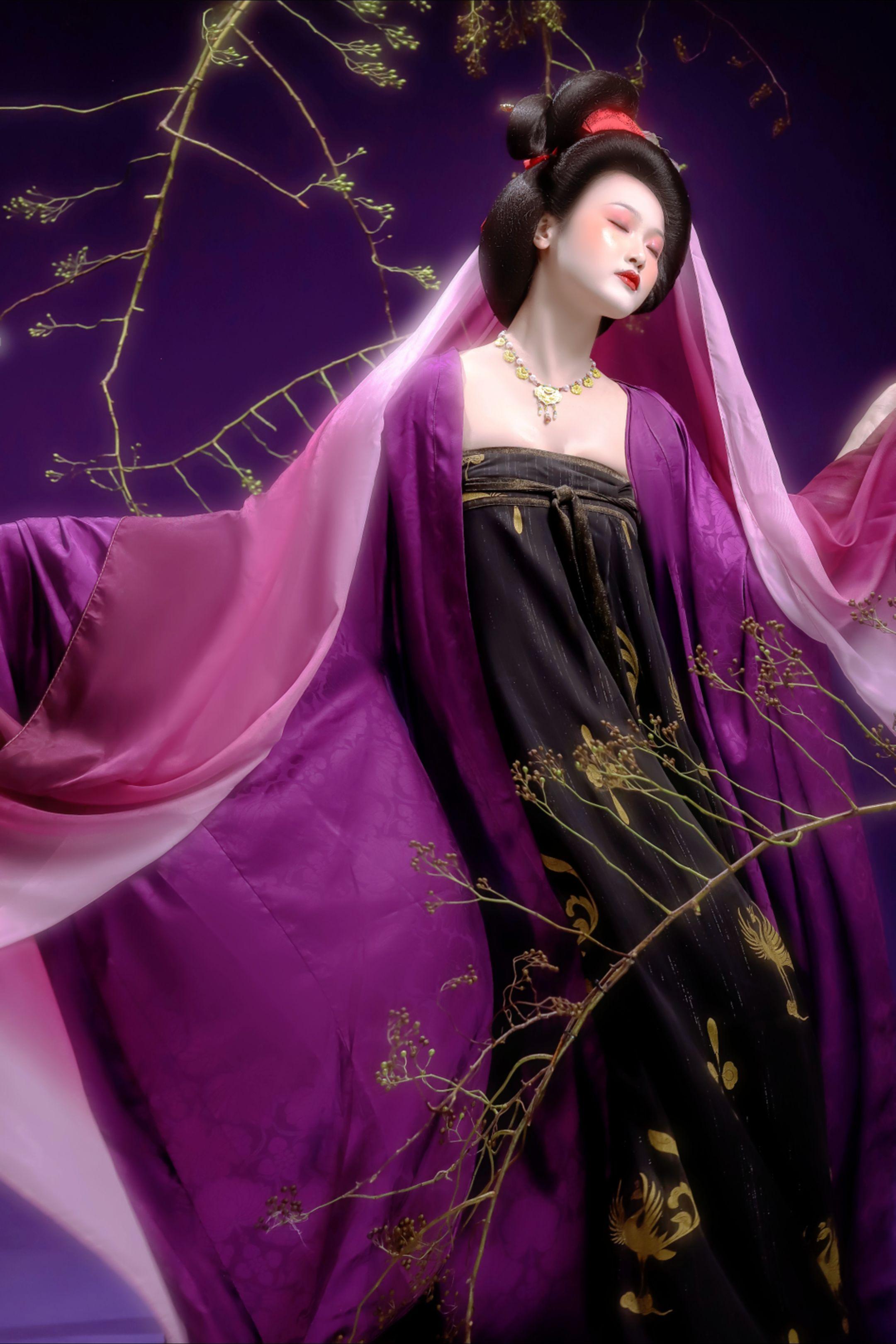 牡丹花重翠云偏，浅画香膏拂紫锦。紫色真的好有韵味古风汉服妆造