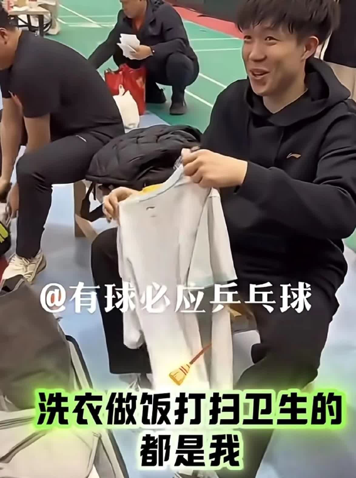 刷到个超有意思的事儿！这人洗衣、做饭、拖地全包，还把西瓜切成块，甚至无奈