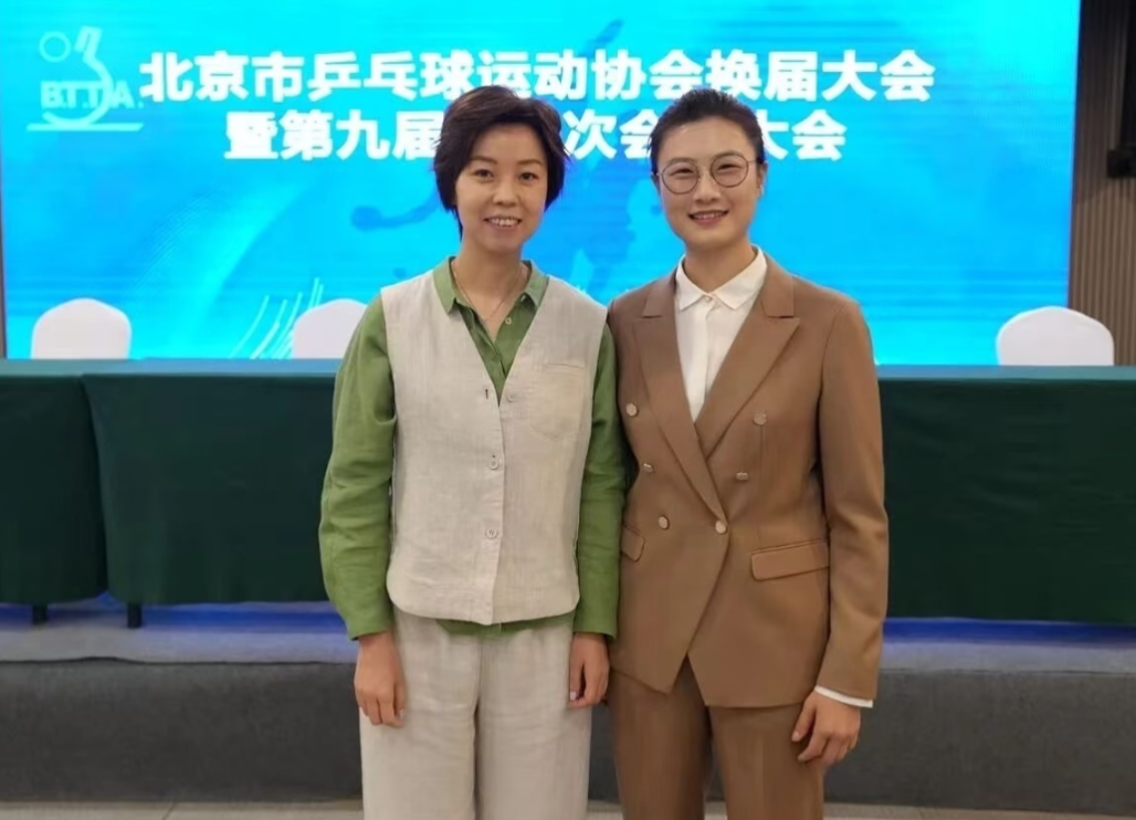 大魔王张怡宁与大满贯得主丁宁最新的美好合影，两人身高都有1米7多，曾经都是北京队