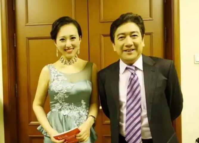 2007年，妻子意外瘫痪，水均益却执意签字离婚。女儿抱着他的腿哭求：“为了我别走行吗？”他狠下心转身