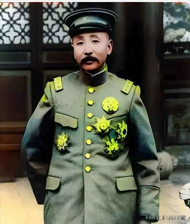 1915年，张作霖的三姨太为了泄愤，把侍女抽得遍体鳞伤。张作霖暴怒，一脚踹开房门