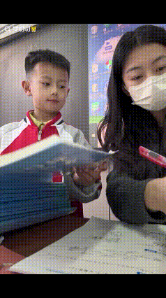“这样的学生怎么能不偏爱！”近日，一位老师晒出自己在课间批阅作业时，有一位学生主