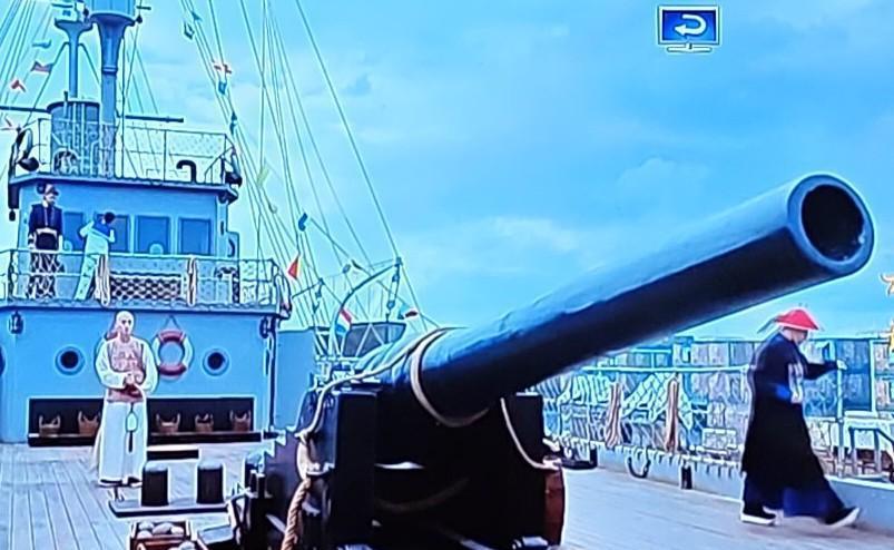 央视热播剧《大生意人》中古平原把茶叶装上了英国军舰，并和舰长签订了合同。