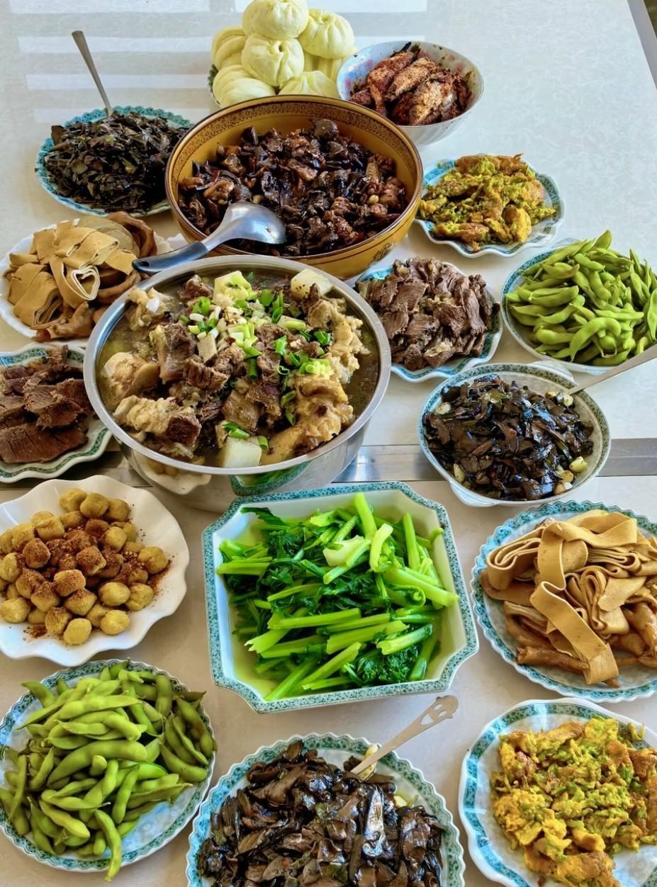 今天婆婆的姑姑来家里做客，我天不亮就往早市跑，专门挑选了一些最新鲜的蔬菜。回来我