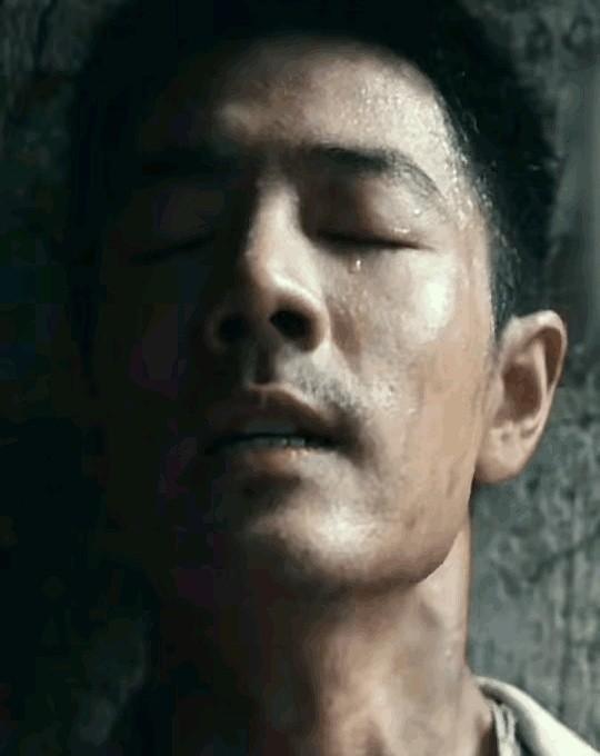 别再看那些光光鲜鲜的英雄了。兰晓龙笔下的人，都带着股土腥味。却能把你眼泪硬生