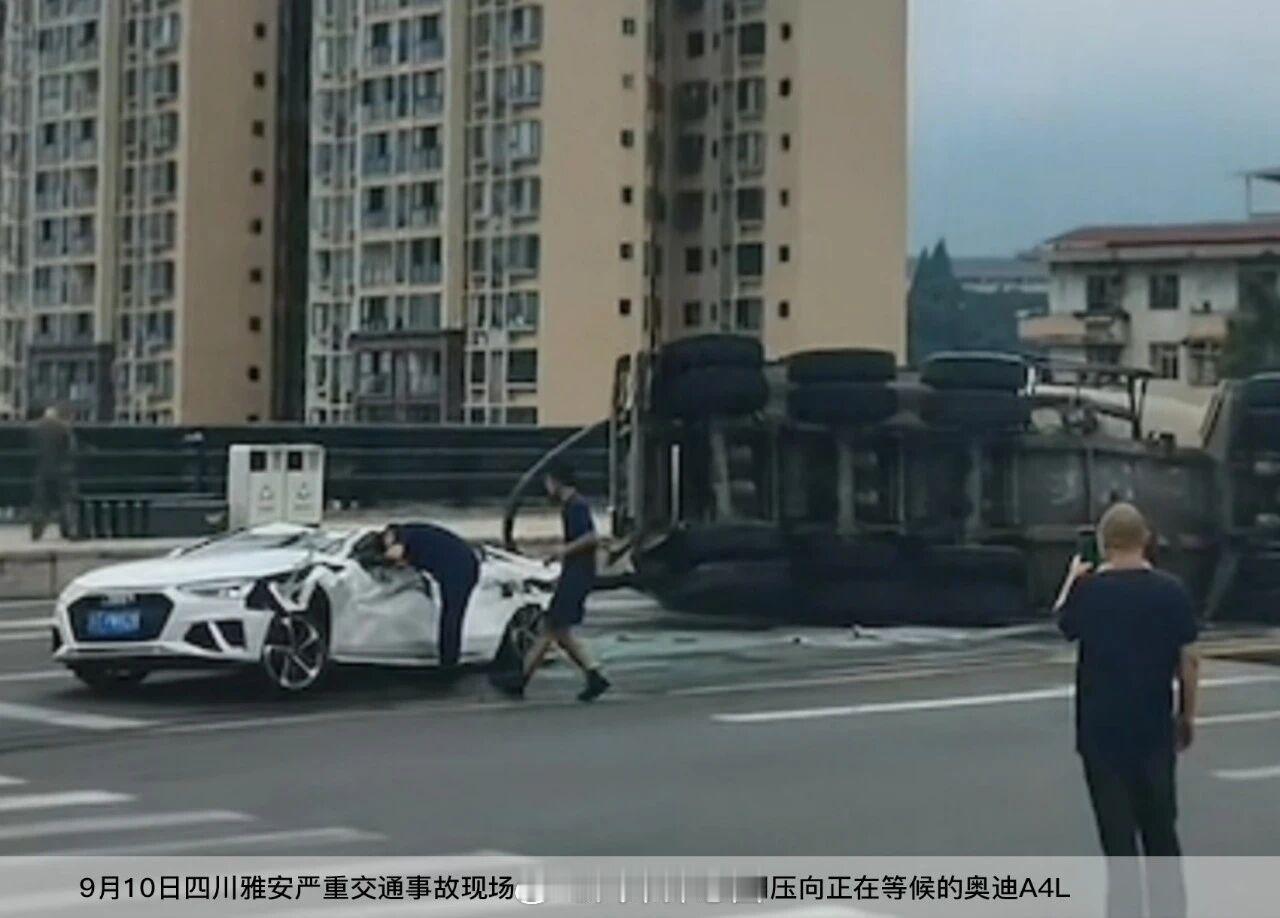 一汽奥迪赠予雅安事故幸存车主全新A5L！9月10日，李先生驾驶奥迪A4L在路口