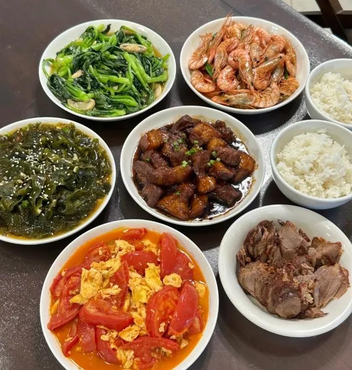 今天男朋友请朋友来吃饭，忙了大半天，一桌子菜总算齐活了。一盘虾，一盘红烧肉，一盘