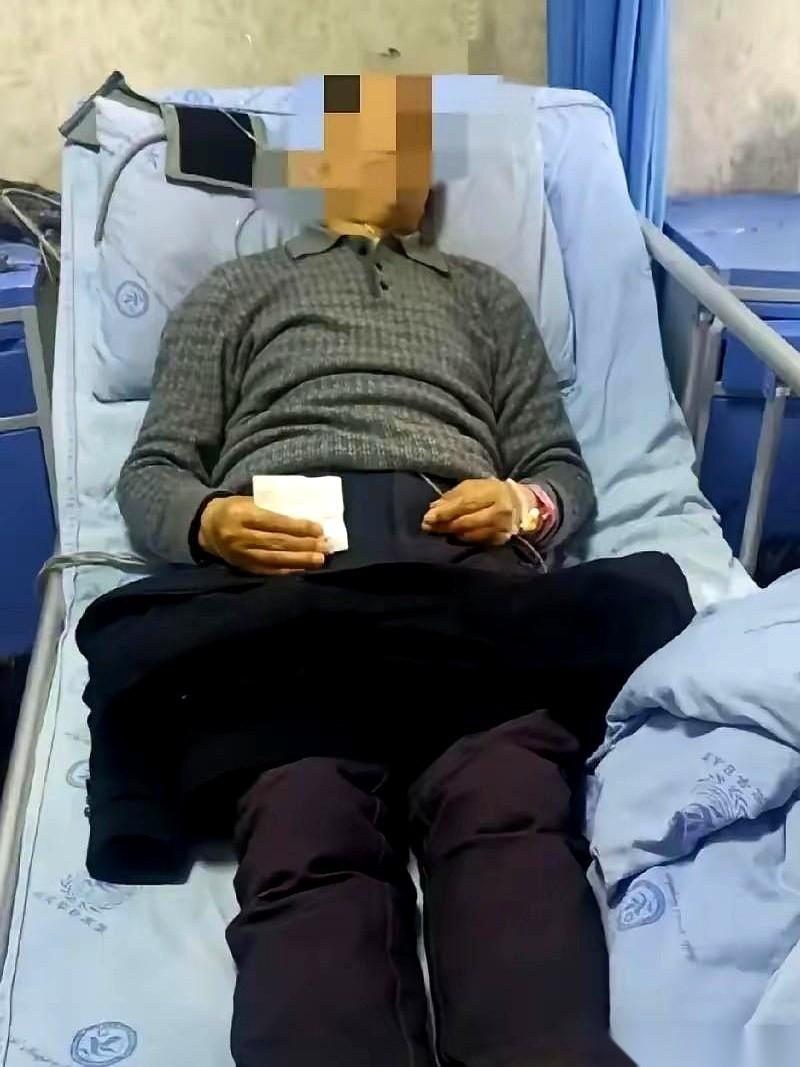 60岁大爷追35岁情人，没追上，自己摔死了。他老婆孩子一扭头，就把那女的告上法