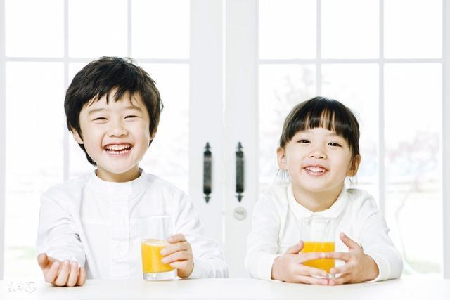 孩子发脾气时, 父母打骂、说教都不对, 这5种方法专治暴脾气小孩