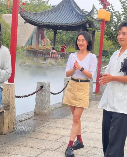 万万没有想到，女神现实中居然那么矮，白瞎我看了十几年电视，到现在才知道。[捂脸哭