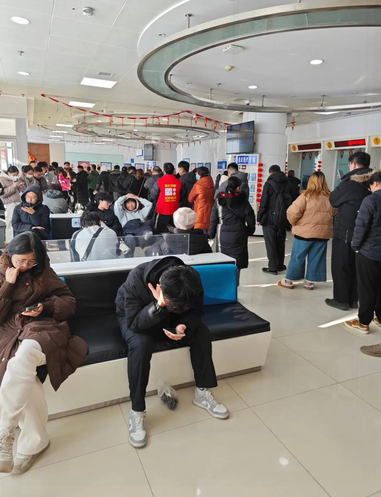 居然发现大部分人都在几十万几十万的取钱。我听了好几个客户的谈话都说的是现