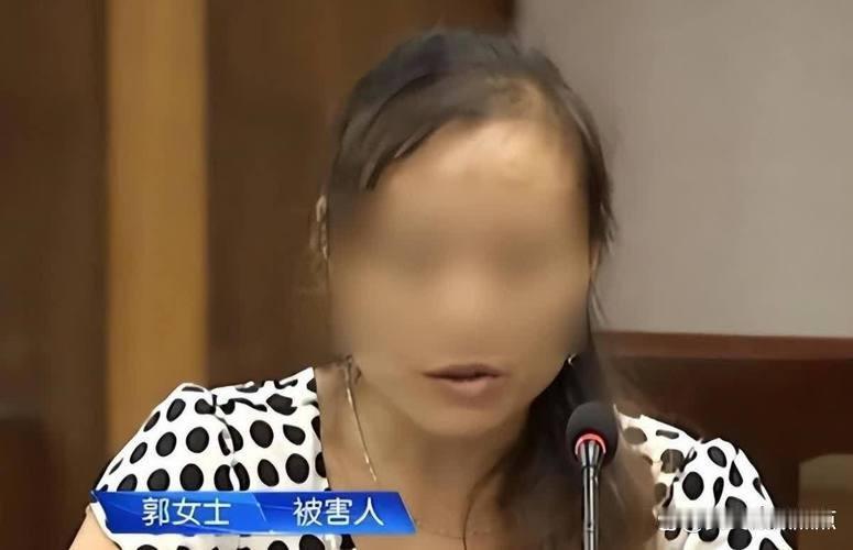 2013年冬天，1米5高的湖南富婆，被朋友硬生生塞入3米高的下水道，她把衣服逐一