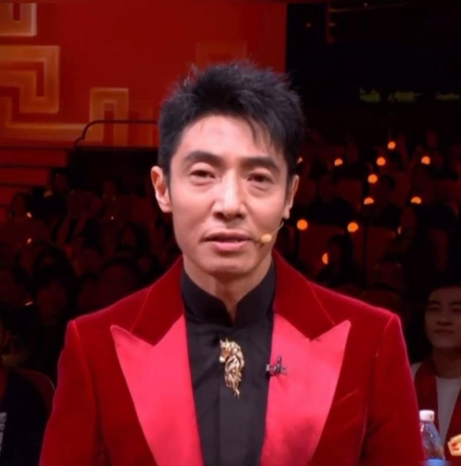 沈腾春晚嘴瓢，一句“我还想来主持”瞬间把脸憋成猪肝色！马丽低头狂抖，白鹿宋威龙