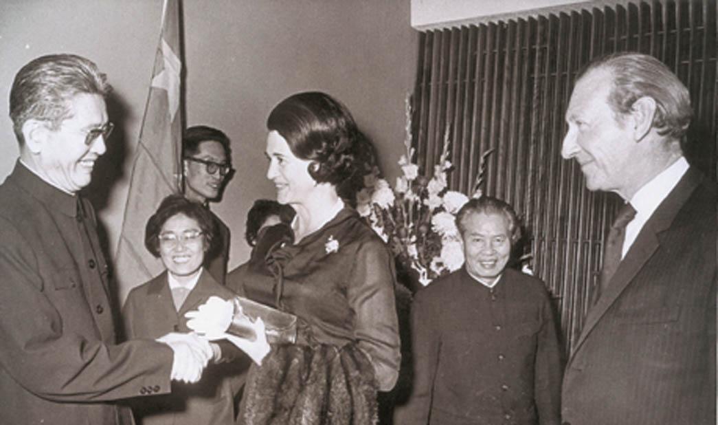 1971年，周总理在众人面前严厉质问乔冠华：你为什么要给我送礼，这到底是怎么回事