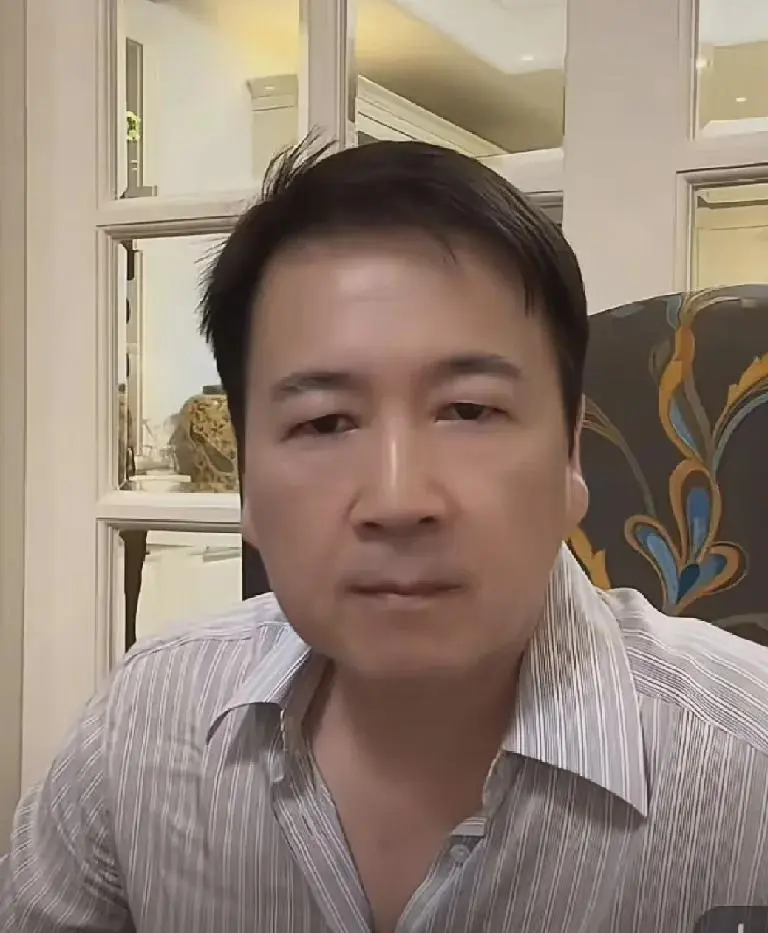 就面相而论，赖文峰的嘴巴小，嘴唇薄，不是大度之人的面相！可惜了甜歌皇后杨钰莹