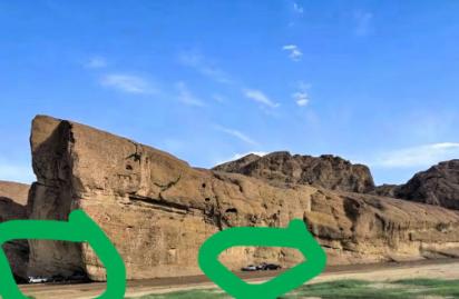 石棺材山下停了5辆车这个地方平时挺好玩儿的，山清水秀凉风吹着是个避暑的好地方，你