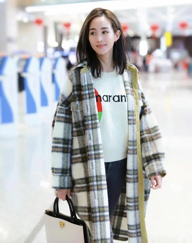 张钧甯的机场穿搭太有范儿了！简约的字母卫衣搭配经典格纹大衣，张钧甯的这身穿