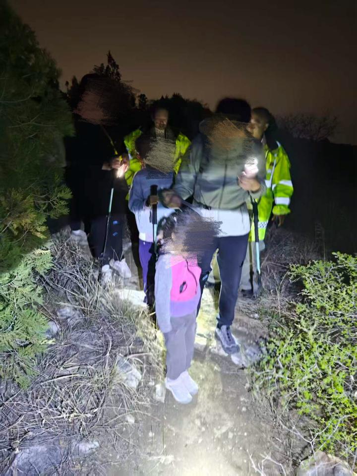 一家四口被困济南三媳妇山6小时，多方合力救援！近期，济南南部山区连翘花进入盛花期