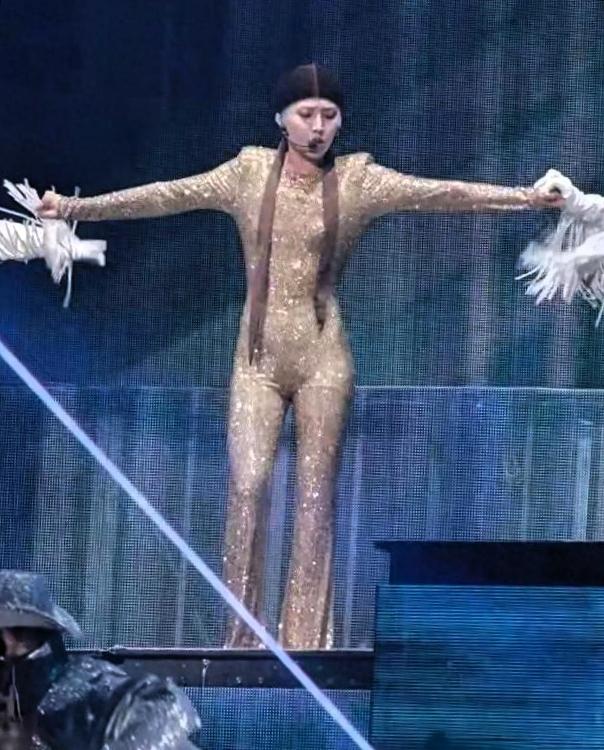 家人们，刘雨昕这身材也太绝了吧！（捂嘴惊叹）这贴身衣服穿在她身上，线条感直接拉满