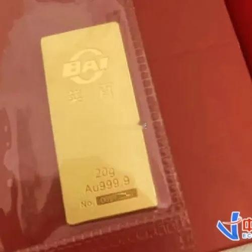 金价大跌女子狂卖2斤金条2026年6月，金价持续大跌，国内原料金逼近940元/克