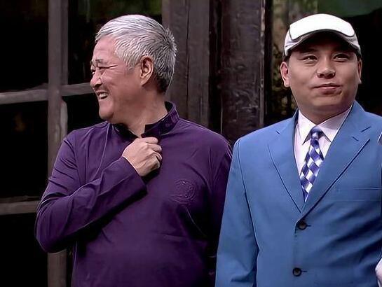 赵本山的儿子赵大牛，给田娃剪脚趾甲，看傻了旁边的杨树林......不得不佩服