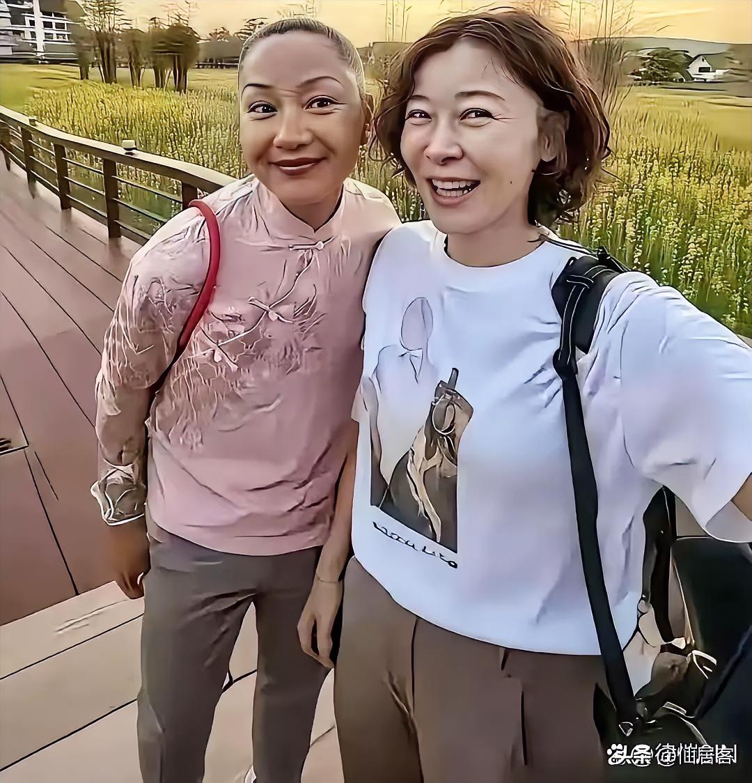 这还是你心目中的女神吗？网友发布：53岁的柯蓝，54岁的瞿颖国外旅游图片，简直不敢睁眼相看，一下子，