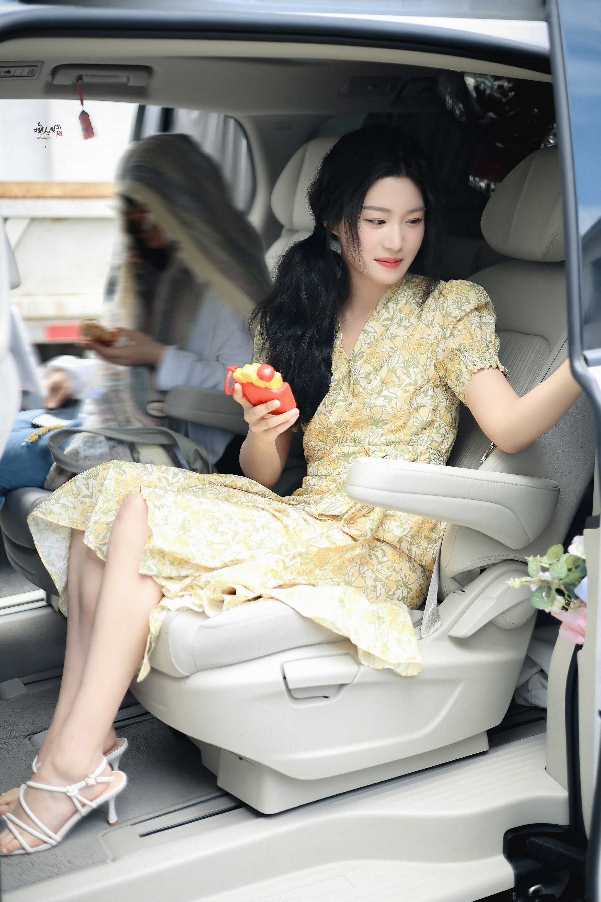 卢昱晓新剧台词尺度，裙装穿搭，好少女的模样。卢昱晓