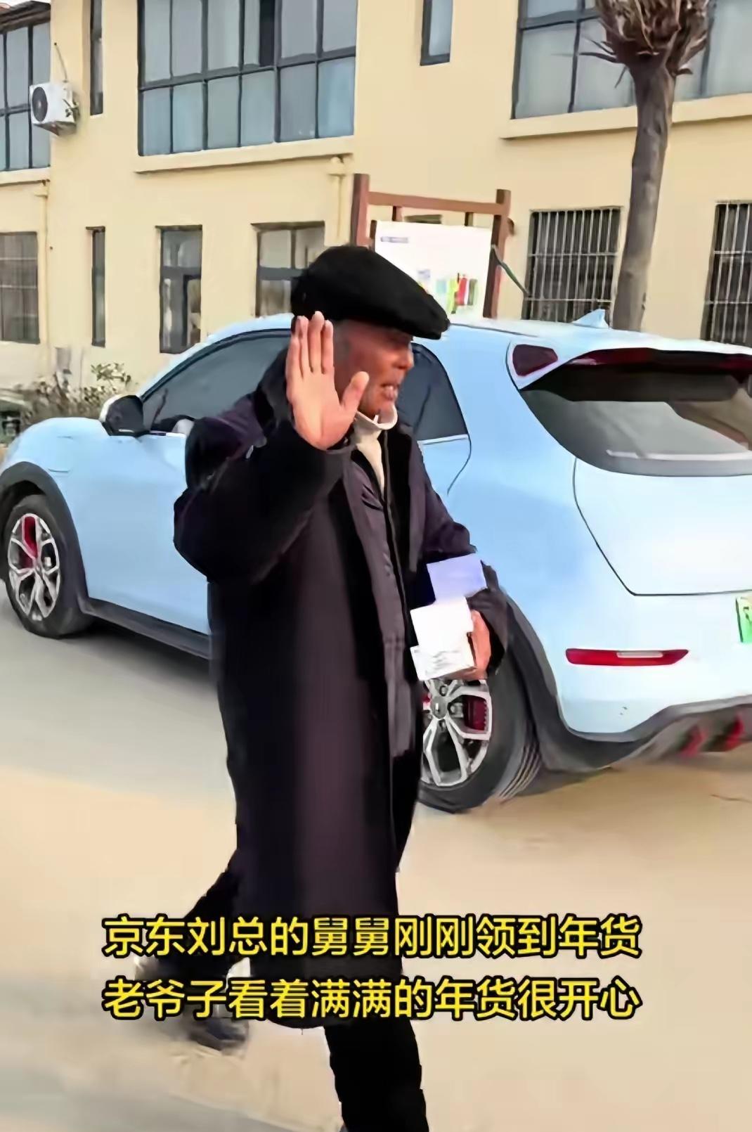 光明村最得瑟的人也就刘强东舅舅了，看他手持三部手机前面还载着满满当当一三轮年货，