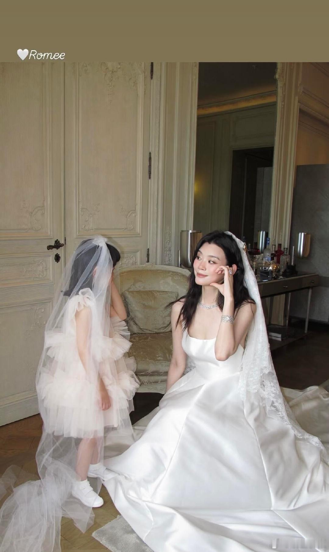 奚梦瑶和女儿脸颊比心奚梦瑶婚礼和女儿脸颊比心奚梦瑶和女儿脸颊比心，隔着屏幕都能体