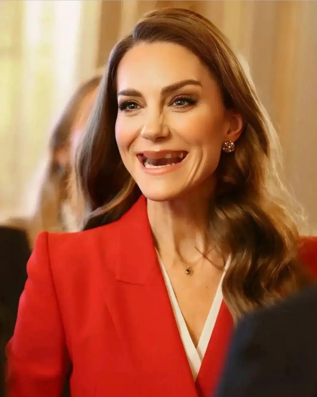 全新麦昆套装，新年新貌的凯特🤩温莎城堡里召开了为英格兰橄榄球队的庆功会，