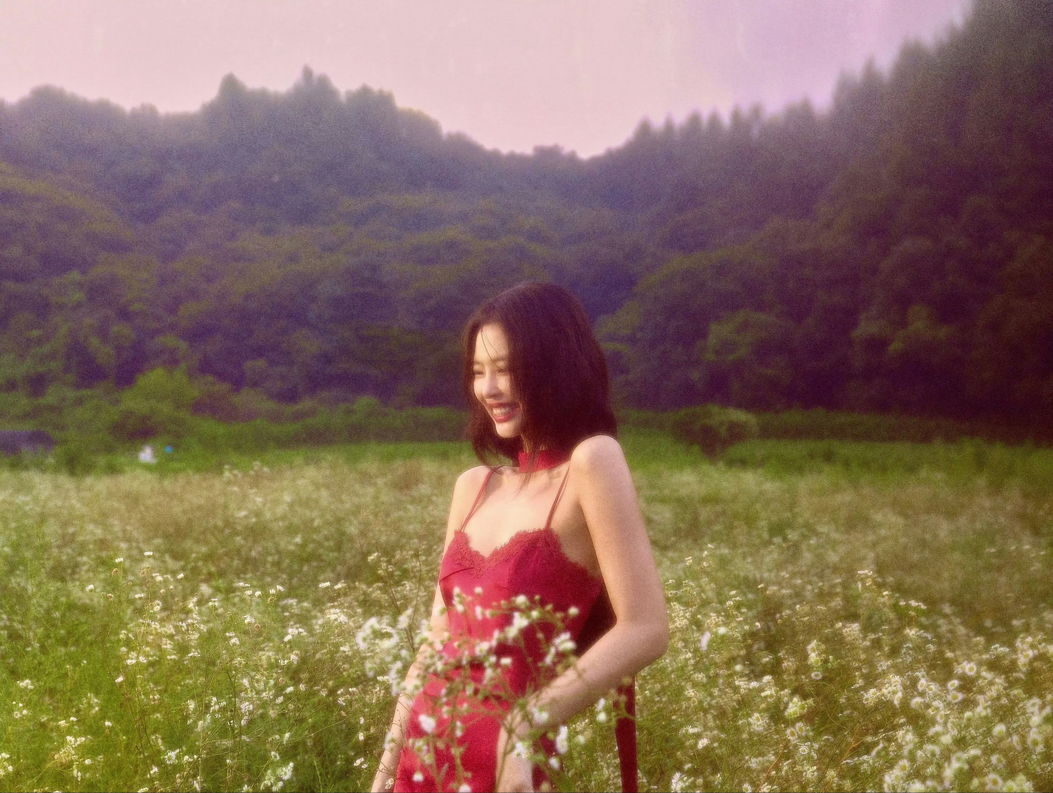 Jennie新歌MVJennie新歌红裙造型❤️​​​