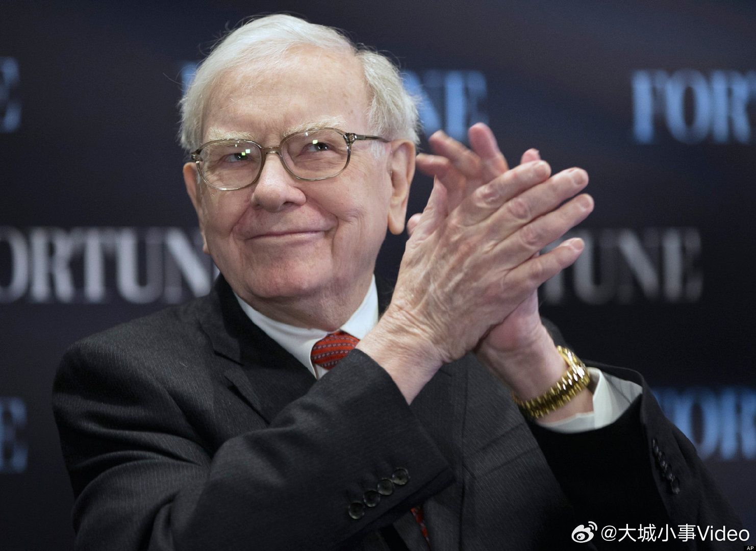 【巴菲特投资苹果赚超千亿美元巴菲特回应投资苹果收益】3月31日，巴菲特估计伯克希