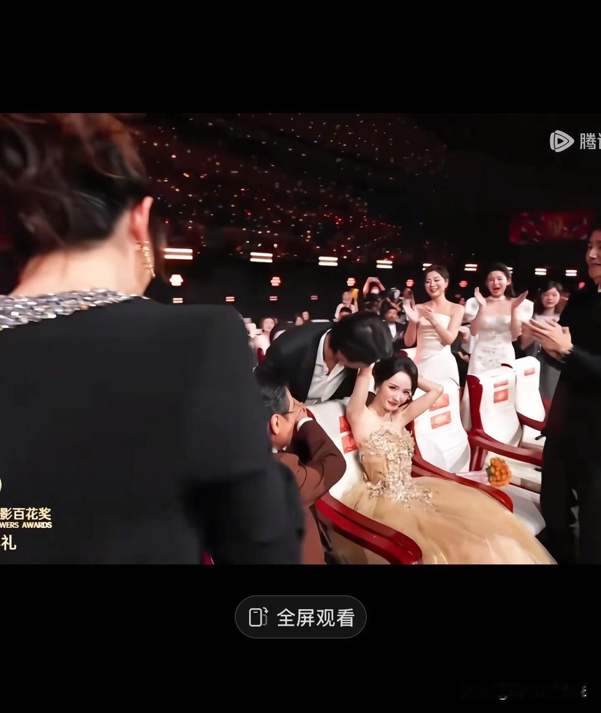 杨幂参加个百花奖还被亲了！她俩可是从美亚一路陪着走过来的情谊啊杨幂还